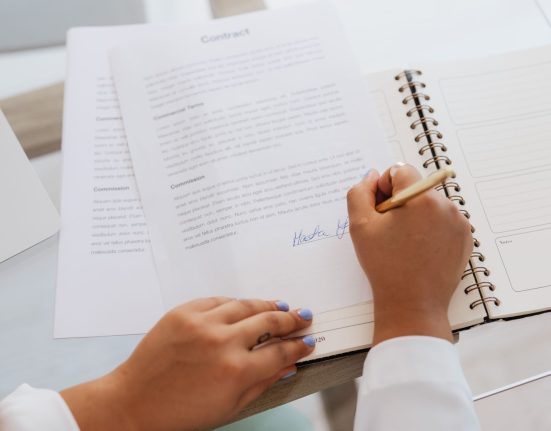 Assumere in regola: le domande da farsi prima di firmare un contratto